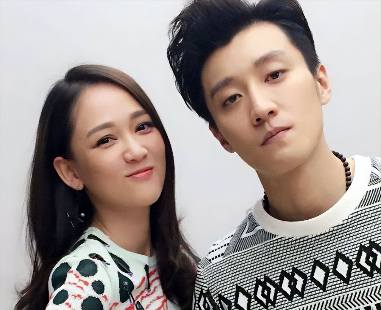 张国荣|乔任梁父亲独自前往墓园悼念儿子,张智霖、刘嘉玲等人悼念张国荣