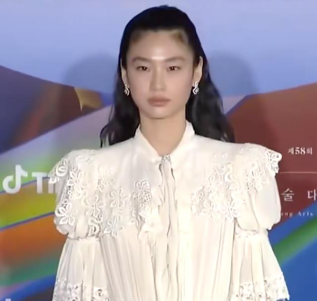 穿衣搭配 各花入各眼?韩国红毯穿搭过于朴素,不如中式妆造大气亮眼?