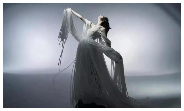 迪丽热巴|迪丽热巴为《费加罗》杂志拍摄封面照,白与黑意境独特