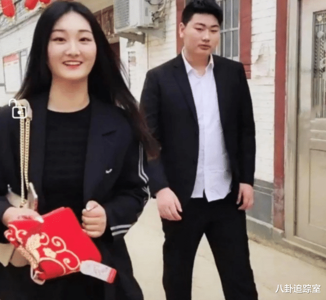 陈亚男|大衣哥“亲家母”现身！一身行头高达50W，颜值“碾压”大衣嫂