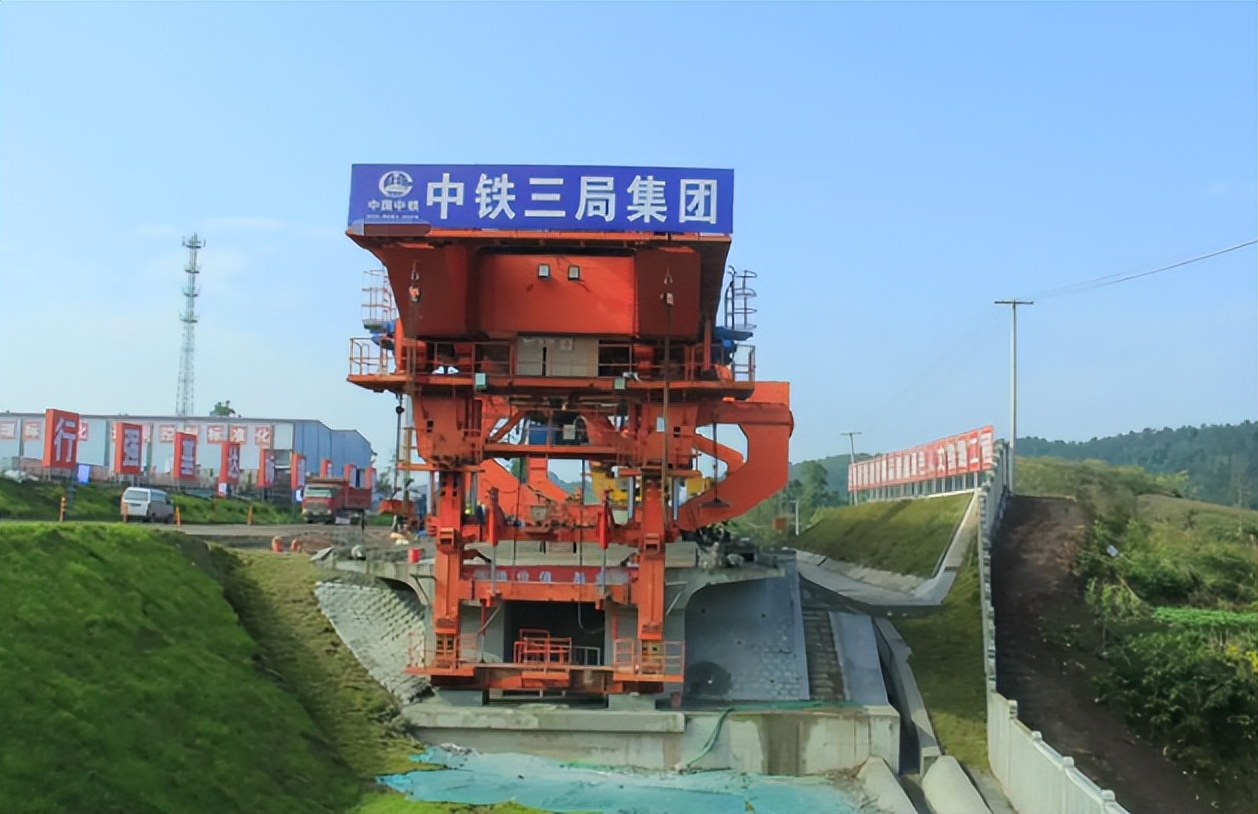 国企|中铁三局招文员要求“身材好”，负责人回应后，网友：越描越黑