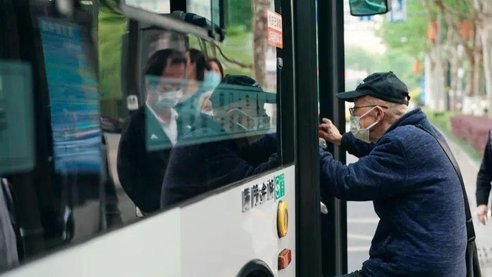 上海市|“扫地僧”：每天上班9小时，为看《非诚勿扰》把黑白电视换成彩色电视