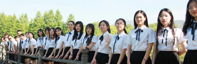 女学生|毕业后马上后悔，校门口尴尬地站着两名女学生，身旁行李很是亮眼