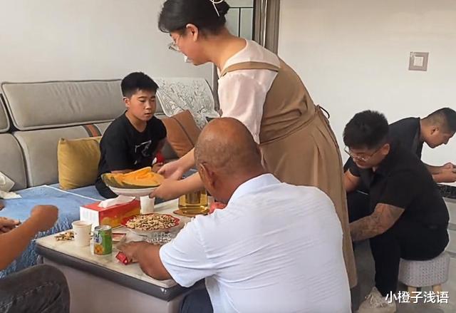 山东,军人丈夫中秋不能回家,公婆安排15岁小叔子送过节礼