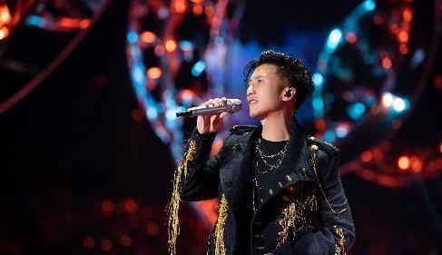 季东燃|?39年前,他被刘德华亲过,被周润发抱过,如今成为一代巨星