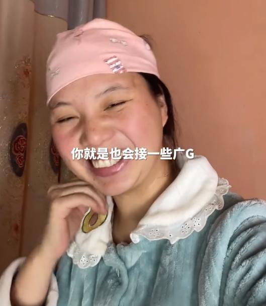 笑里藏刀|牛爱夫妇舍弃大号转小号发展？发视频感恩粉丝，网友：笑里藏刀