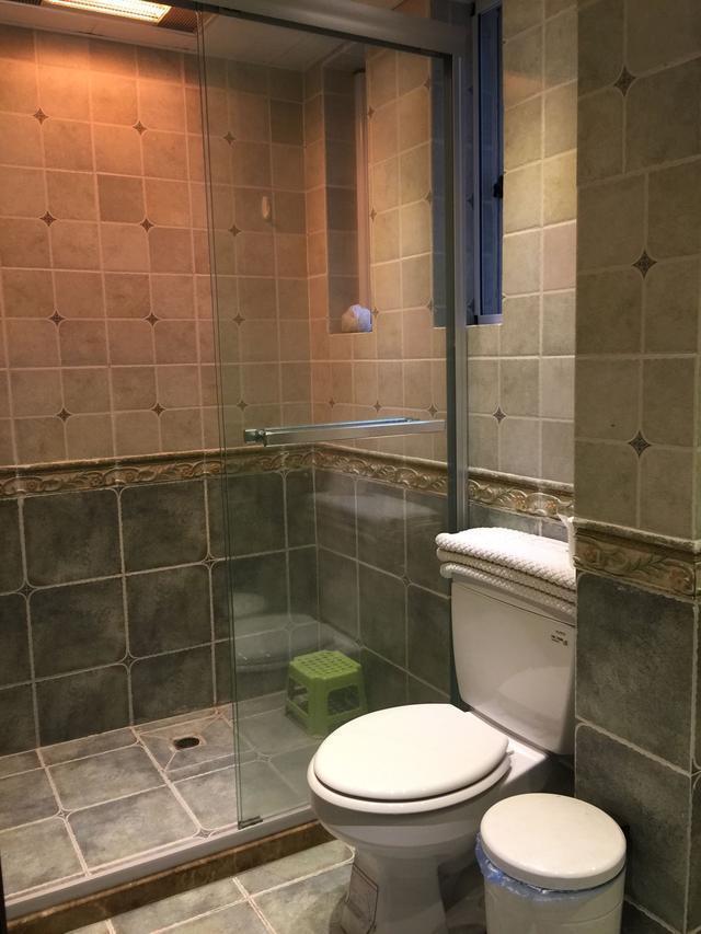 新房装修低调奢华,就是厨房用废砖头砌橱柜,被邻居们嘲笑了!