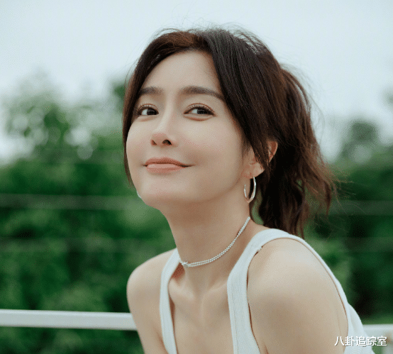 秦岚|43岁秦岚近照曝光,一刀切短发利落职场范,瘦到极致双腿似竹竿