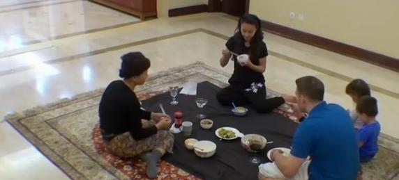 带你看看马舒雅住的豪宅,直接在地上铺黑布当餐台,生活太节俭了