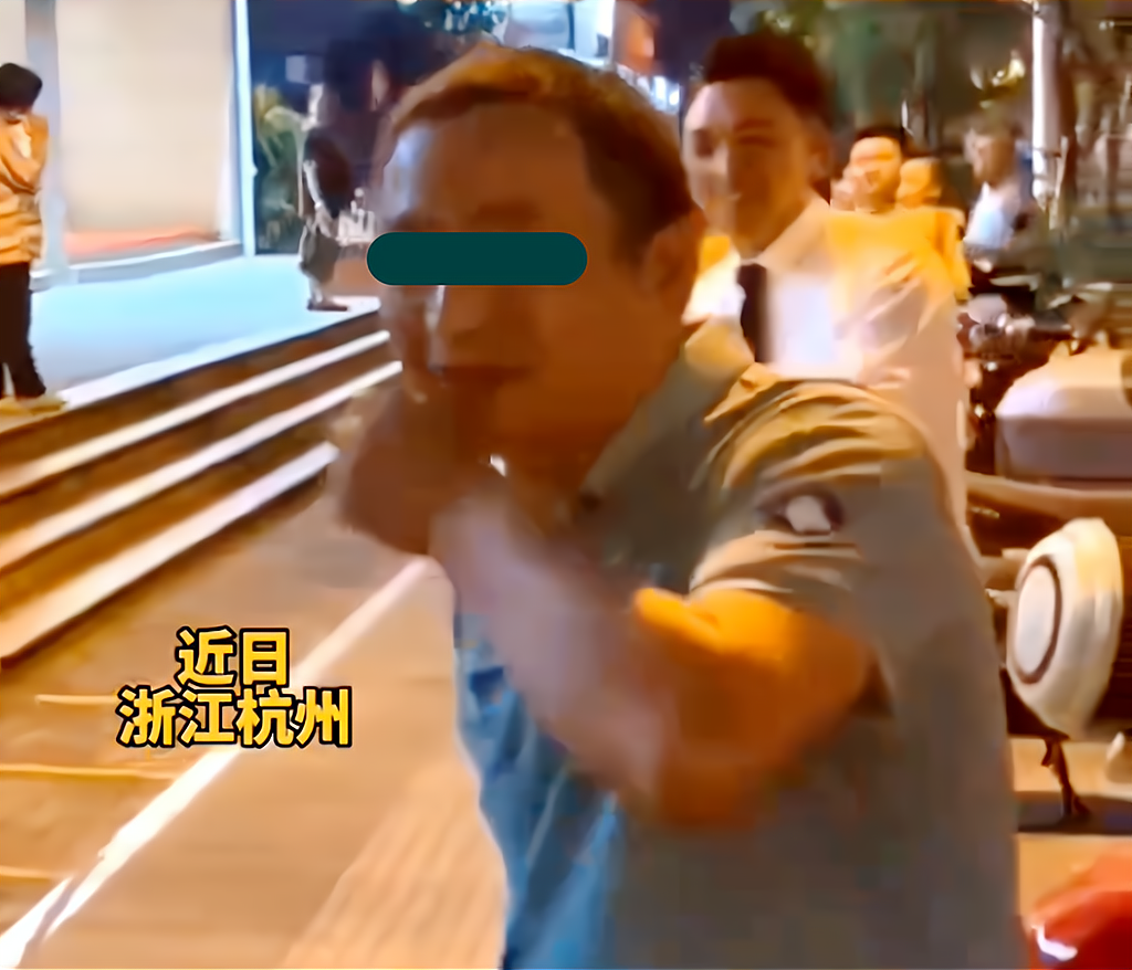 女孩|多名短裙女孩当街跳热舞，大叔看得目不转睛，口水流出来都没发觉