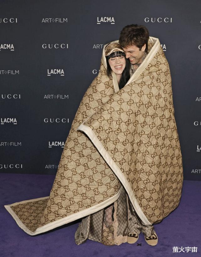 购房置业|美国歌手碧梨与男友穿睡衣披毛毯走红毯,两人相差十岁惹争议