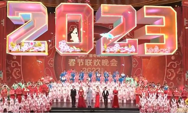 金靖|春晚明星同款受追捧，秦岚金靖毛衣已断货，苏有朋皮鞋只剩女款