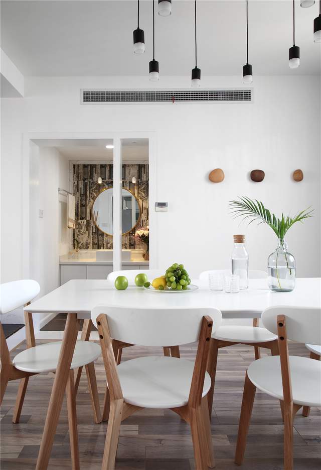 90平北欧风复式二居室，茶几上的绿苹果点缀客厅很养眼