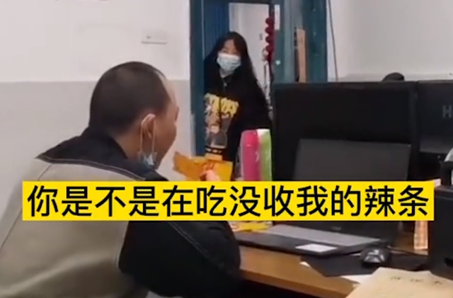 湖南|湖南一老师偷吃没收的辣条,被学生当场抓包:多年的困惑解开了!