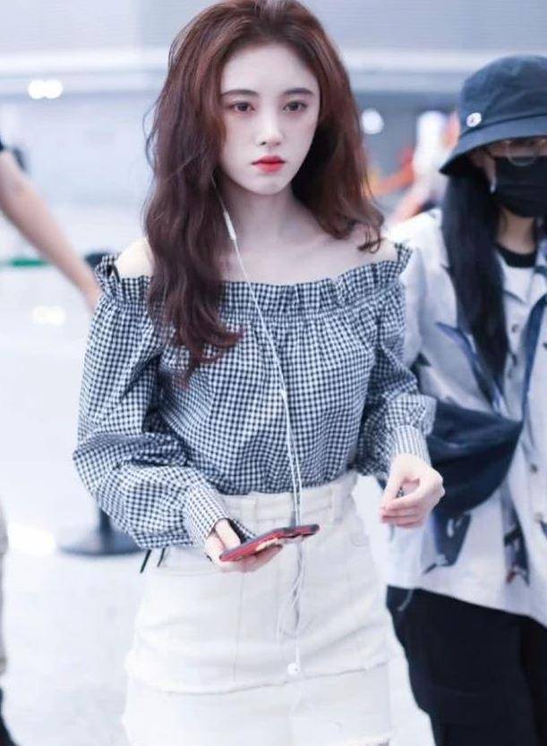 鞠婧祎|鞠婧祎太大胆了！走机场只穿“5cm裙摆”，真不愧是四千年美女