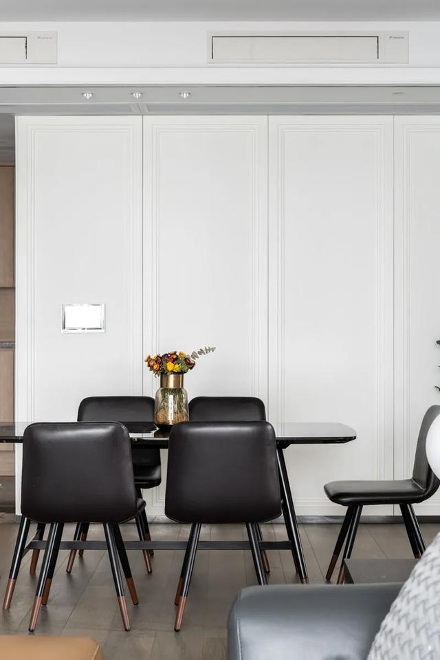 220㎡现代简约,现代舒适的空间,搭配灰色皮家具,简约优雅舒适