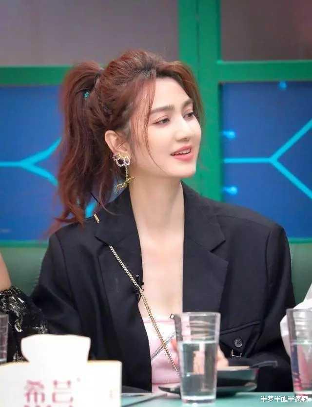 洪欣|50岁洪欣直播带货,身材圆润变化大,首次带货销售成绩却令人心酸