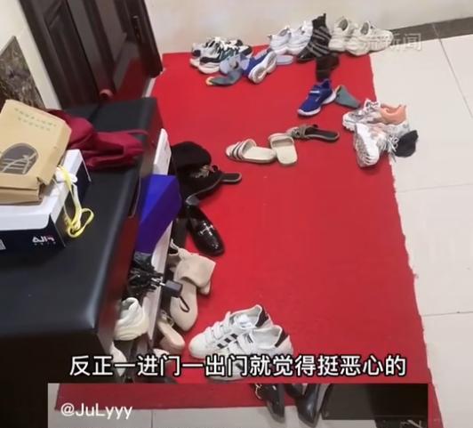 女子拍视频曝光邻居门口乱堆鞋子,网友:不能忍,可以给浇点水了