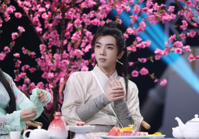 华晨宇|华晨宇晒玫瑰纹身和金色长发，遭导演炮轰：难道不怕带坏青少年吗？