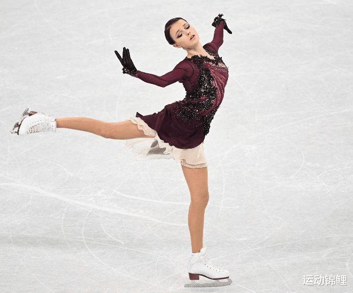 张艺谋|回国后!K宝受邀出席演唱会,千金机场签名被拽走,莎莎再次沉默