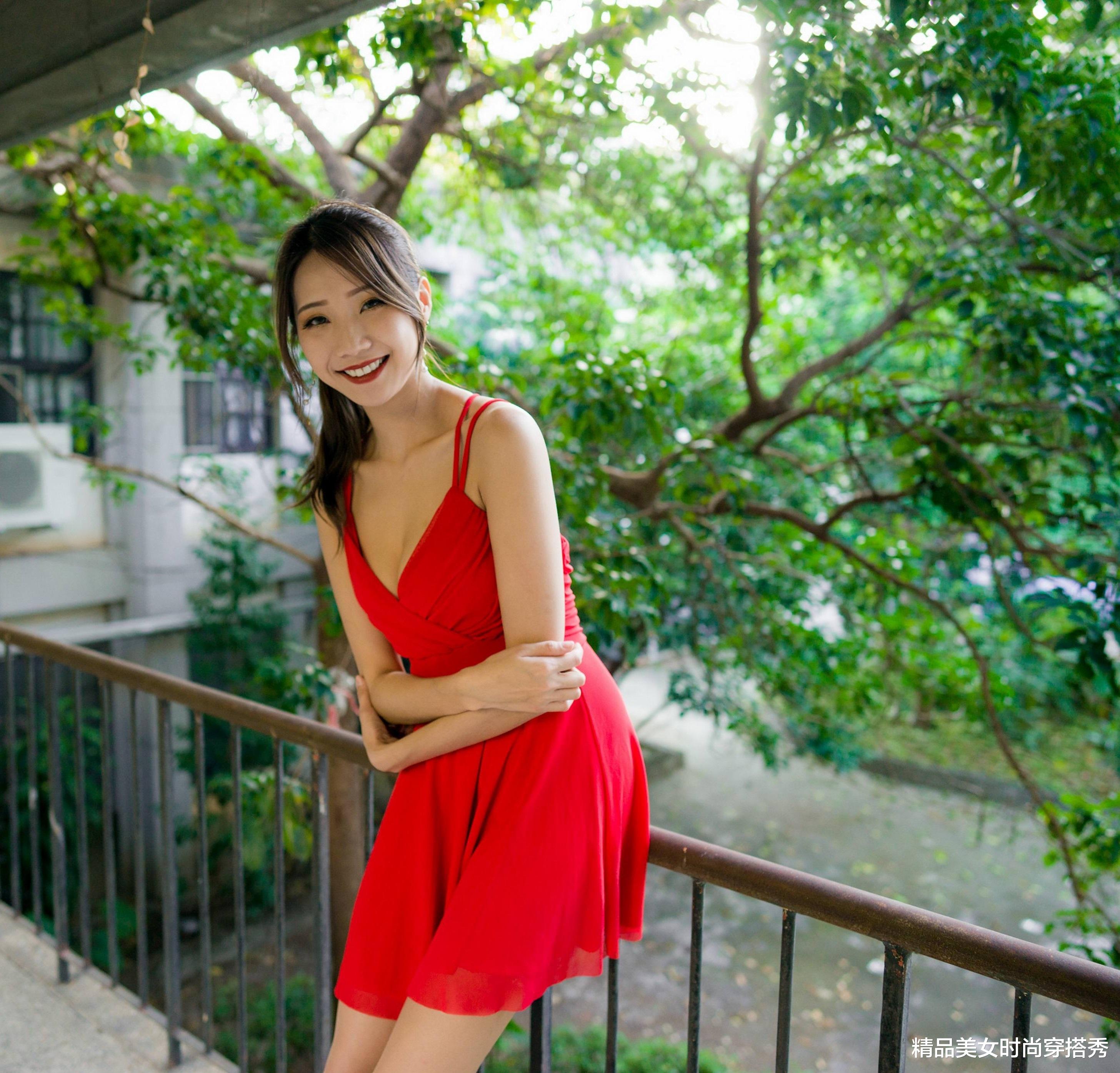 吊带裙 红色的吊带裙细细的肩带点缀在香肩衬托白皙的肌肤，简直美翻了