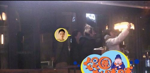 金靖|金靖参演虞书欣张凌赫新剧与好友聚餐路边合影拥抱告别