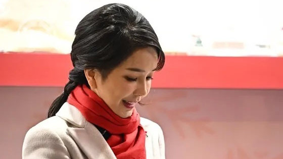 项链 韩国第一夫人过洋节！穿白色大衣扎粗马尾辫变萌妹，形象突破大变样