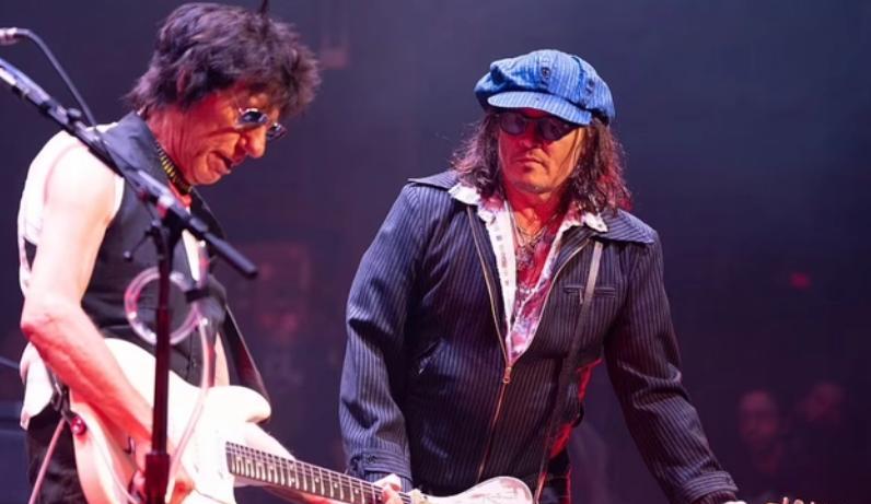 约翰尼·德普|约翰尼德普剃掉标志性胡子,状态尽显苍老,粉丝直呼认不出来了