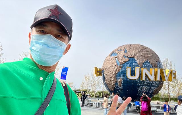 万里归途|郭晓冬：一家三口同游环球城，才47岁就已经是“两鬓斑白”的模样