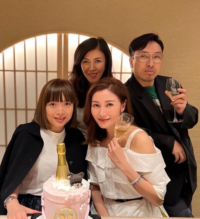 李嘉欣|李嘉欣给宠物狗庆生,脸蛋圆润气色好,奢华蛋糕很吸睛