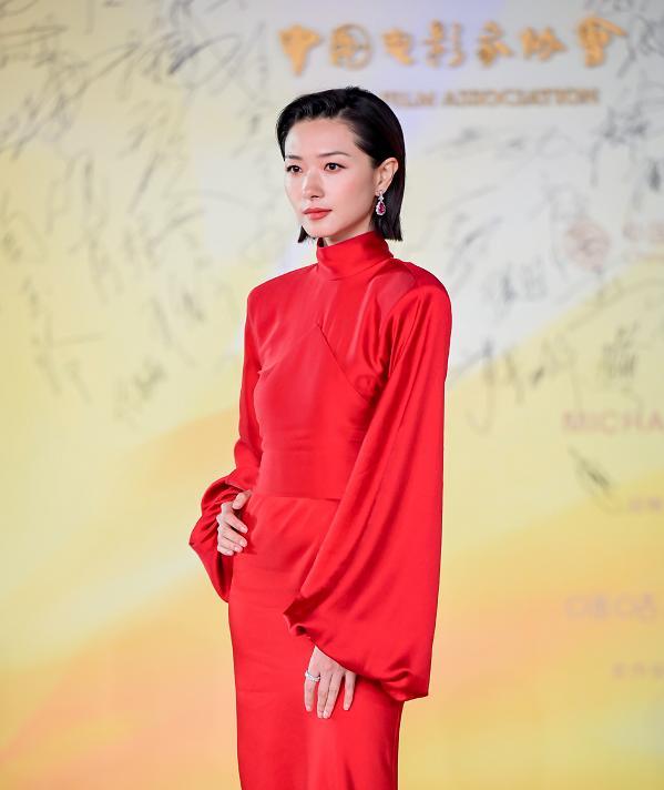 万茜|万茜:金鸡奖场外秀母爱,看到“女儿”一人走夜路非要开车送一程