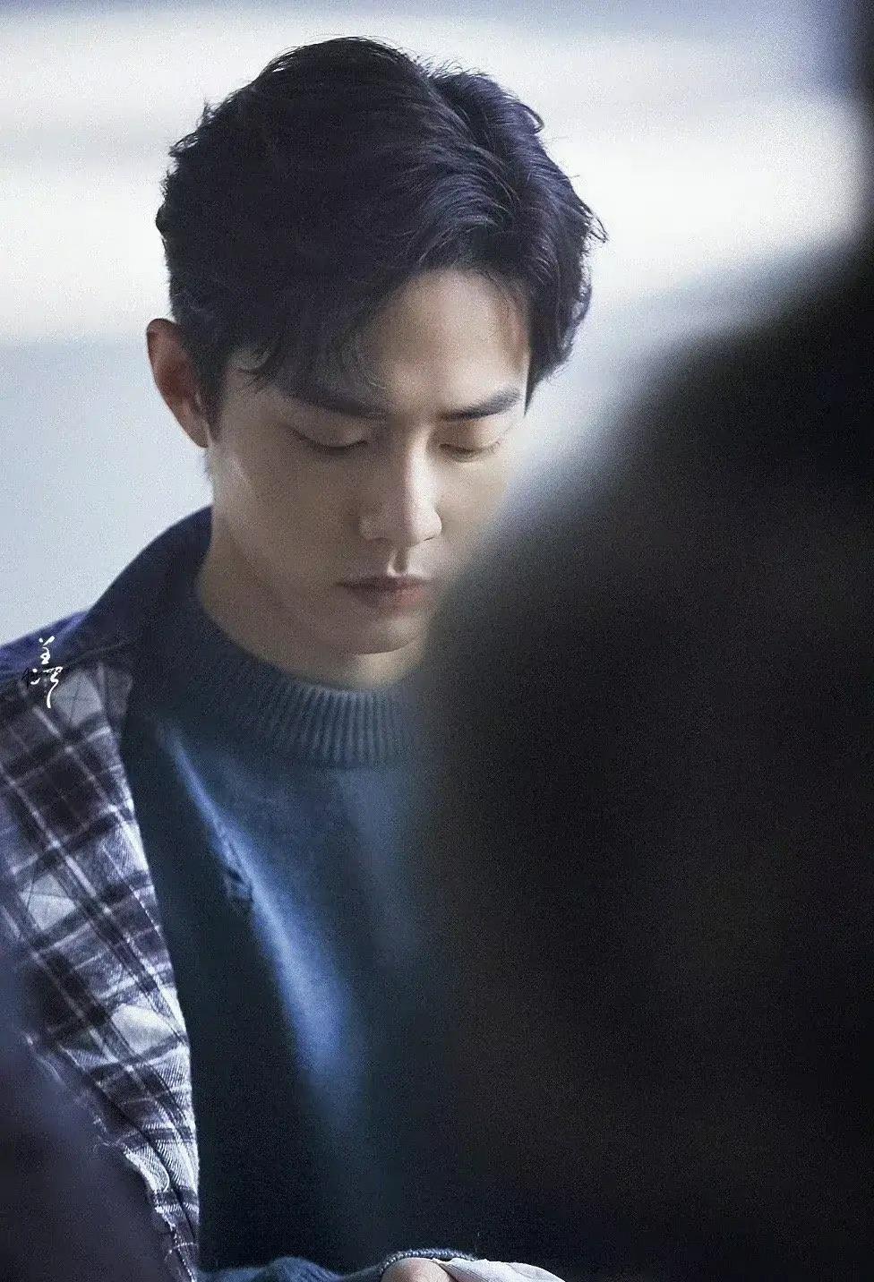 肖战|肖战获北京影视榜年度人气男演员，厚重的阴霾也遮挡不住他的光芒