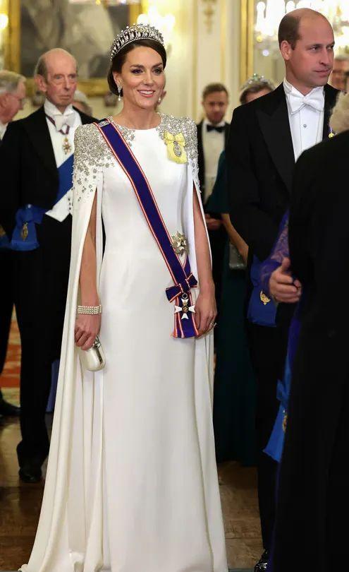 英国王室历史性的一天：卡米拉王后和凯特王妃戴王冠背后的故事！