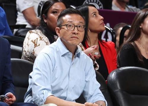 西蒙斯|西蒙斯事件惹众怒，众多名宿建议篮网将他裁员，蔡崇信却没这胆量