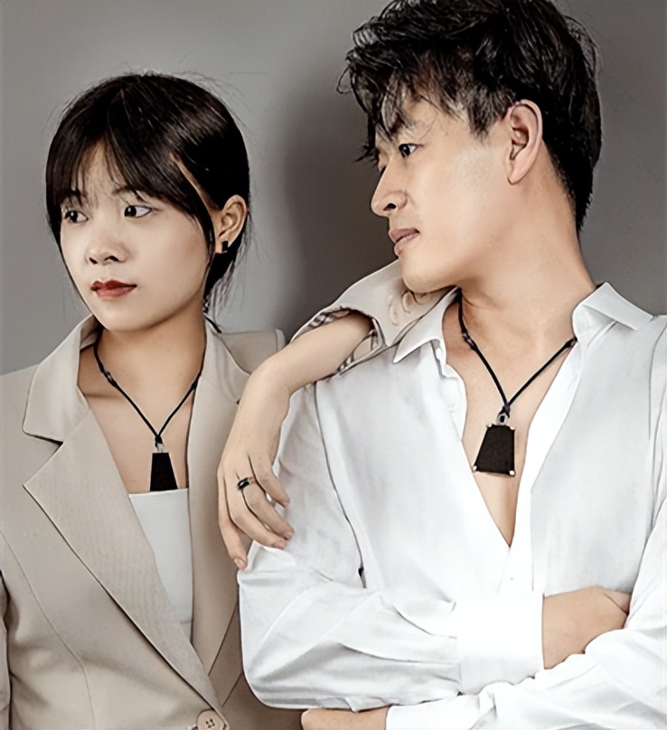 翡翠|大万买的翡翠原石切出墨翠,从原石到成品设计起货蜕变全过程