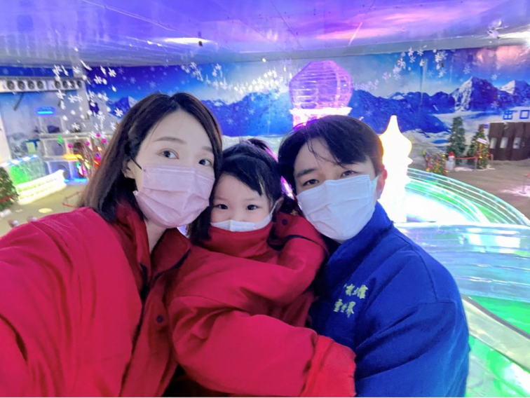 王祖蓝|42岁王祖蓝定居内地！携妻儿坐地铁出游，李亚男长腿白皙太吸睛