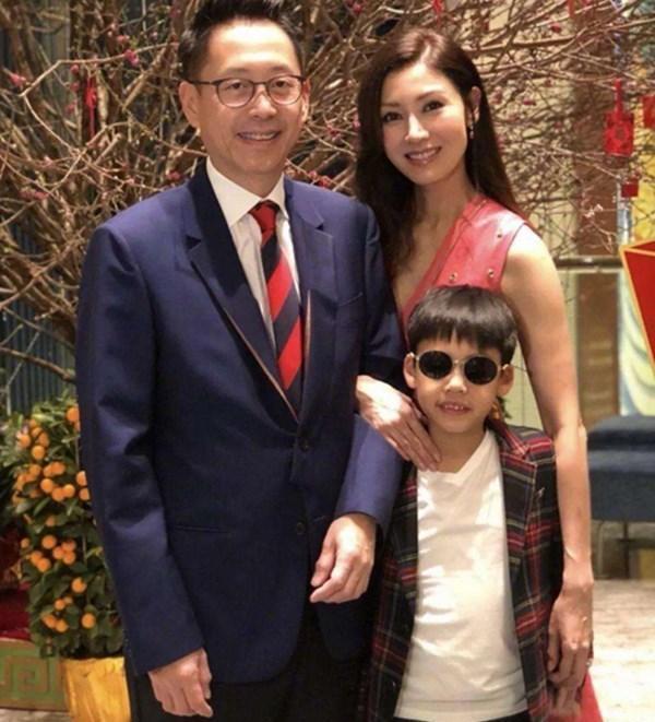 李嘉欣|李嘉欣穿透视裤陪儿子逛街，网友：衣着过于暴露，难免被人指责