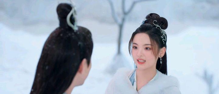 杨超越|重紫全剧最美场景出现!杨超越白衣斗篷造型美出巅峰了