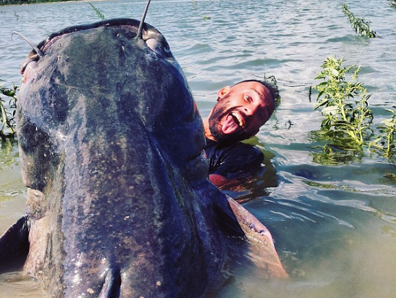 渔民|亚马逊渔民钓到“巨型水怪”,当鱼竿折断后他立即跳入河中