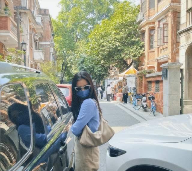 张婧仪|张婧仪晒广州逛街，品尝美食，蓝框墨镜变鬼马少女！