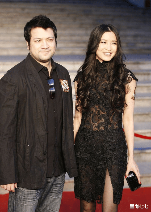 龚蓓苾|龚蓓苾和导演老公合体!穿娃娃裙摆拍太用力,美国老公像个胖大叔