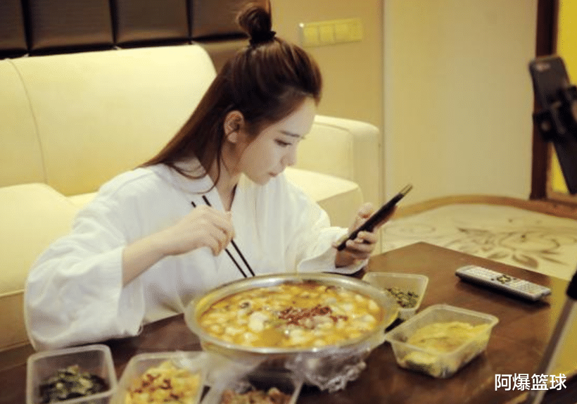 戚薇|戚薇直播声称自己怀孕后比李承铉还要重了