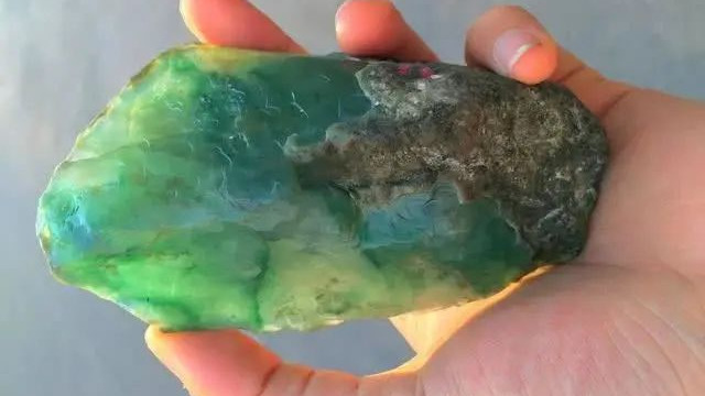 金刚菩提|老缅看走眼的一块原石，被新手花1万入手，剥皮之后商家眼都瞪直了！