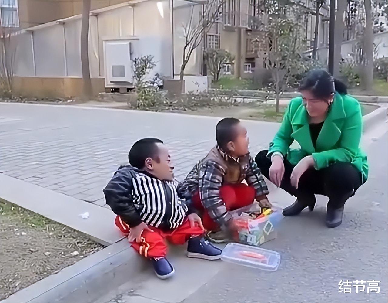 南京一男子的身高不足妻子一半,被妻子抱着出门,竟然还给生个胖小子