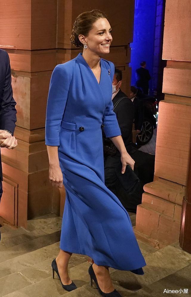 裙装 凯特王妃的优雅感与生俱来，大衣裙配蓝色发带，气质清新又大方