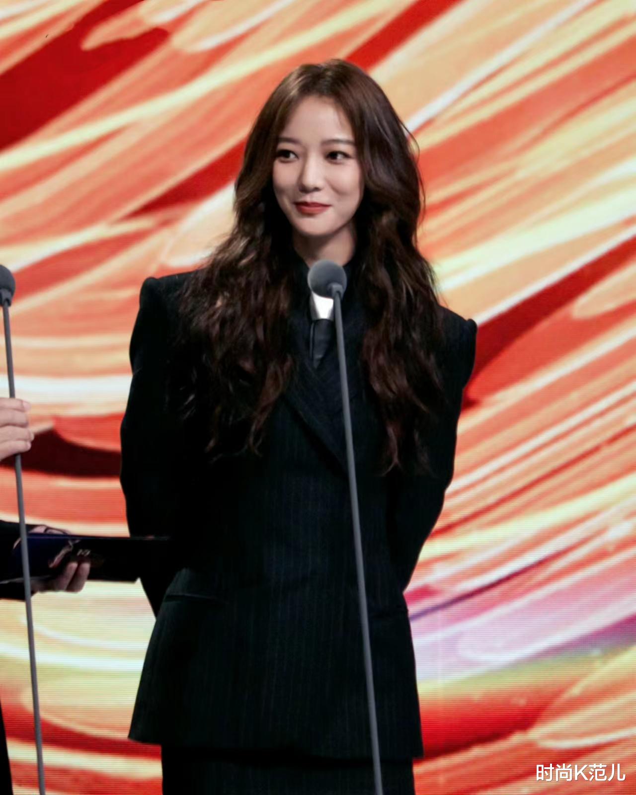 王珞丹|王珞丹条纹西装亮相金鹰节，烫波浪卷长发，女神范十足！