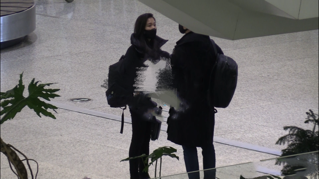 黄轩|黄轩携圈外女友现身机场！情侣装打扮好般配，粉丝摔倒忙上前关心