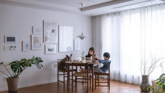 装修选择了“去客厅化”很有远见,只放一张桌子,119㎡显大显亮!