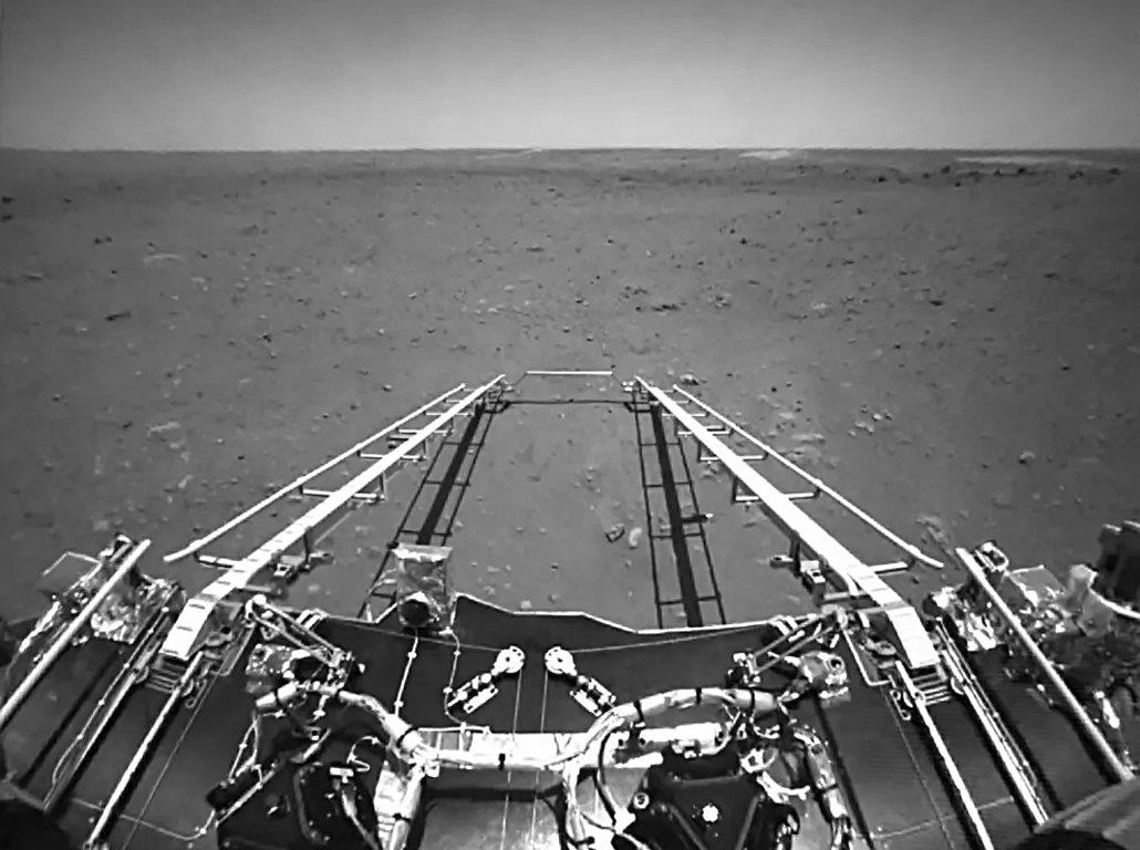 火星再传喜讯!五星红旗在火星上展开,为什么国旗会飘动?