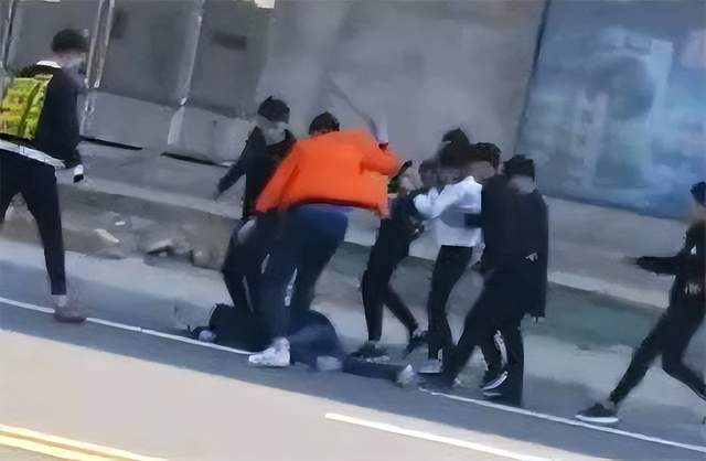 17岁亲生儿子被杀害,父亲暗自追查16年后大哭:凶手早已结婚生子